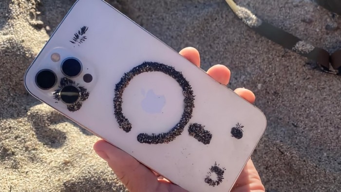 有趣发现黑色金属砂被iPhone吸住并排出图案