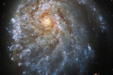 哈勃望远镜拍摄的壮观图像显示了一个奇怪扭曲的螺旋星系